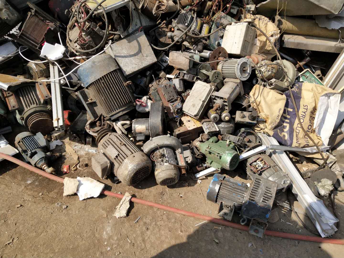 大岭山废铁回收公司 专业废模具铁刨丝回收 大量工业废铁回收