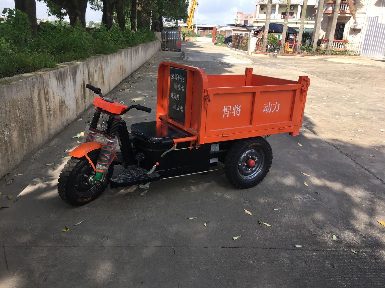 工地工程电动灰斗车小骑兵拉砖翻斗自卸电动斗车养殖场建筑三轮车